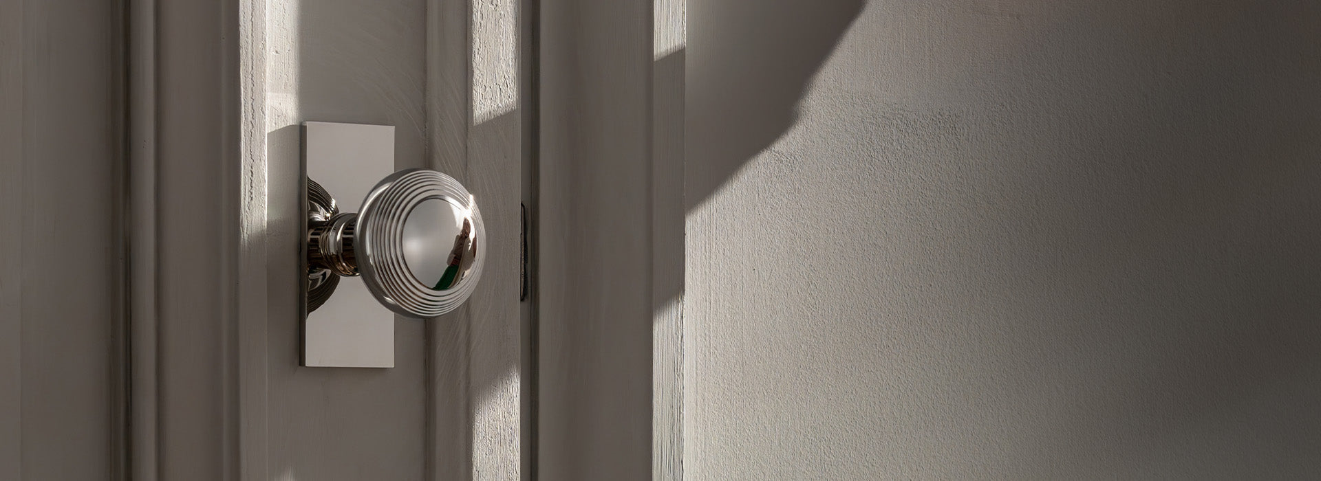 Bronze poplar mortice door handle on wooden door